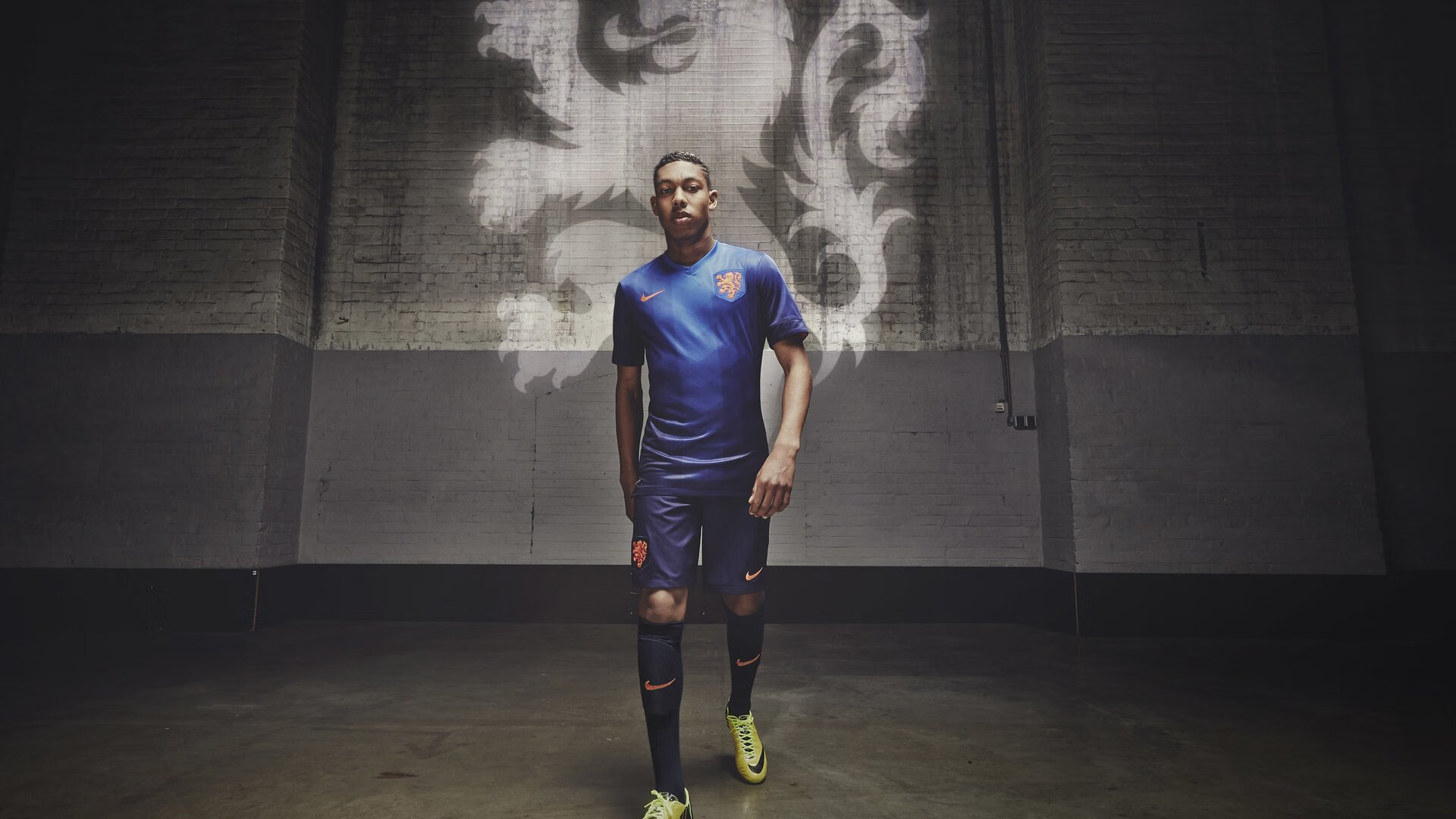 开云足球-冠军球队球员家庭探访活动：点燃社区温情的火焰